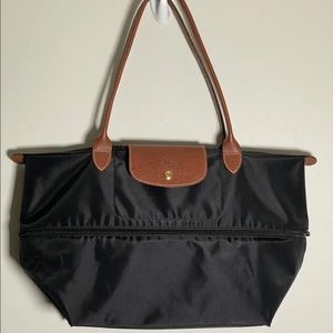 Expandable Longchamp in Black